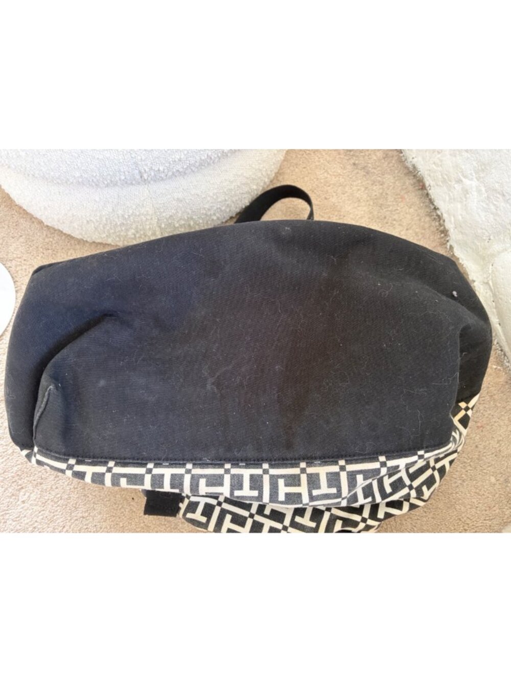 Tommy Hilfiger Black & White Monogram Tote Bag With Zip Closure - Picture 14 of 16